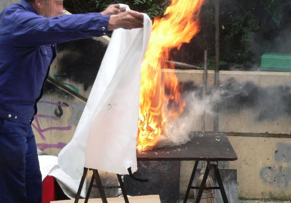 Una manta ignífuga que se utiliza para sofocar un incendio