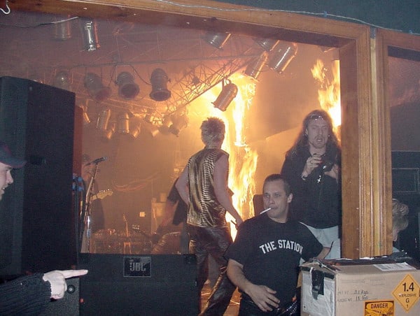 El escenario durante el incendio del Station Nightclub