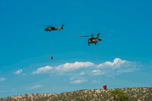 Helicópteros Black Hawk combatiendo un incendio
