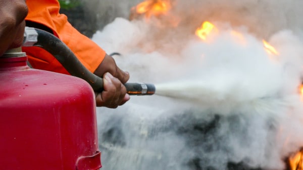 Imagen del extintor de incendios en acción