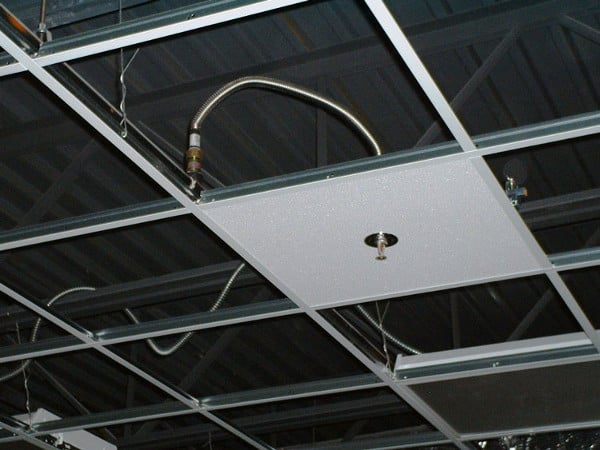 Aspersor flex drop instalado en un techo