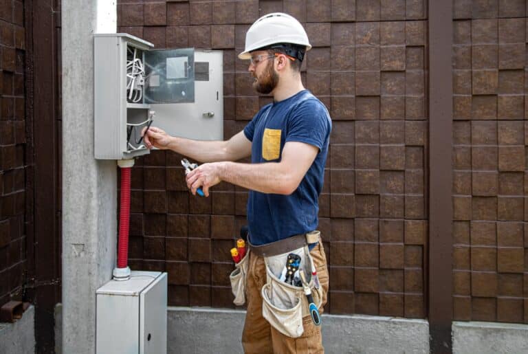 Cómo convertirse en un electricista con licencia en Texas
